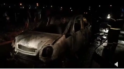 Bombeiros não conseguiram evitar perda total do carro - Reprodução