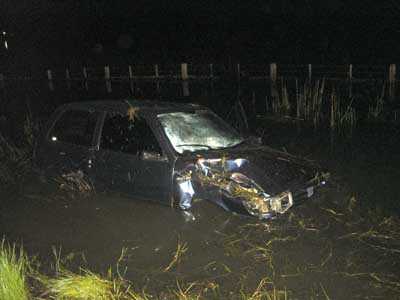 Com o impacto o veículo foi arremessado em uma lagoa às margens da estrada -