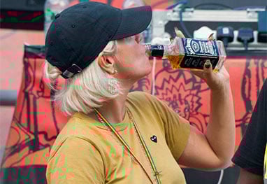 Lily Allen bebe todas e sai carregada de festa em Londres Lily Allen bebe todas e sai carregada de festa em Londres