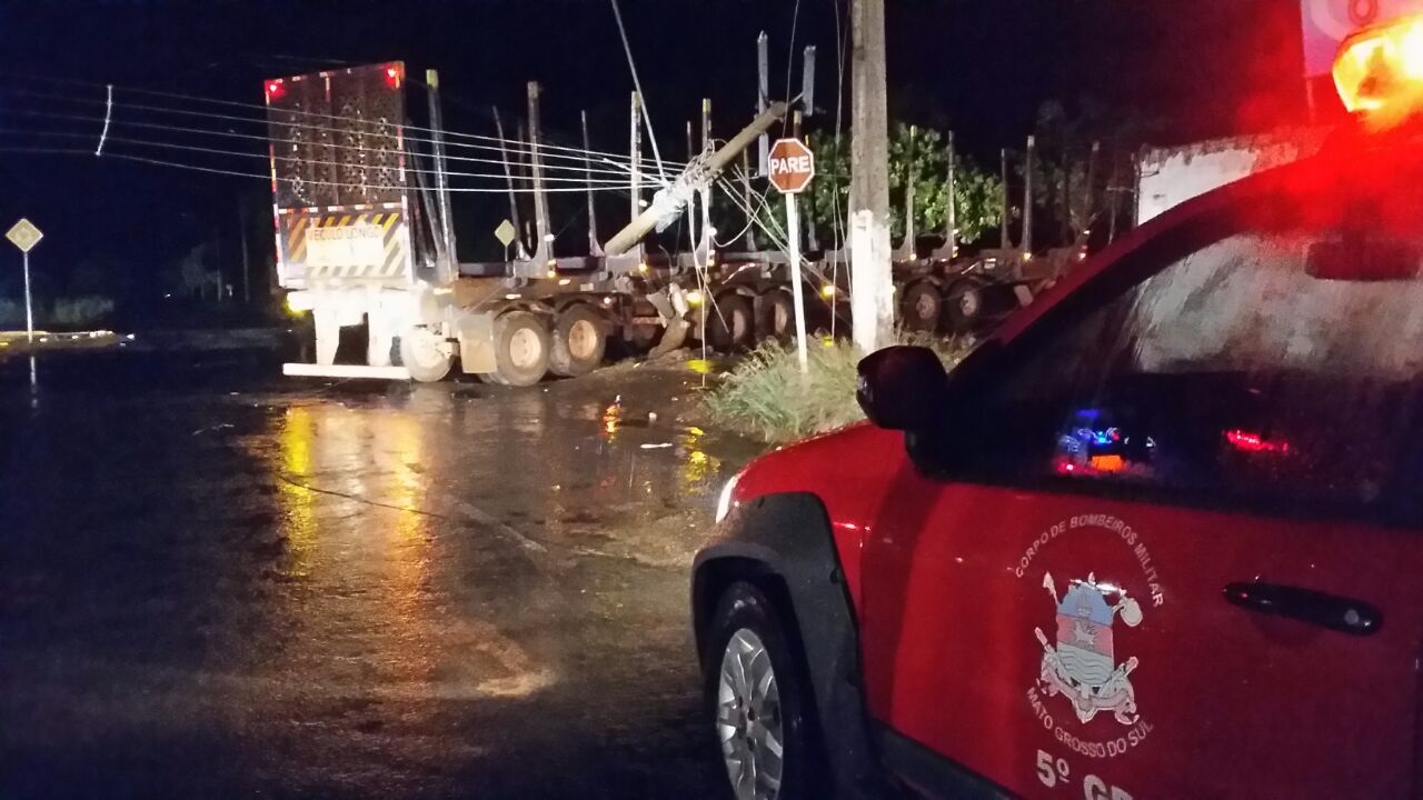 Bombeiros isolaram o local até a chegada da empresa de energia - Celso Daniel/TVC