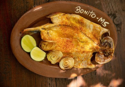 O tempero é básico, com sal, pimenta, colorau e um meio ácido, como limão ou vinagre - Foto: Paulo Machado