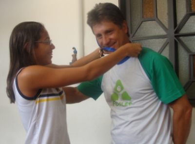 Marcela Briglia Franco coloca medalha no mestre como forma de agradecimento - Marcela Briglia Franco coloca medalha no mestre como forma de agradecimento -