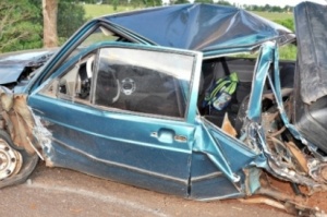 Carro ficou bastante destruído ao ser jogado de volta para acostamento na BR-376 -