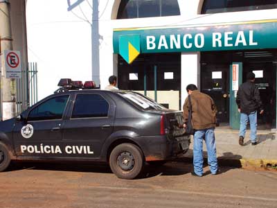 Foi encontrado no local um maçarico e uma lona preta provavelmente utilizada pelos bandidos no crime -
