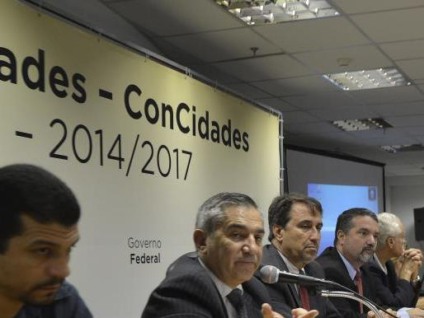 O ministro das Cidades, Gilberto Occhi e o ministro da Secretaria-Geral da Presidência, Gilberto Carvalho, durante a abertura da 42ª Reunião do Conselho Nacional das Cidades - Elza Fiúza/Agência Brasil