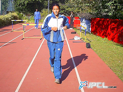 Atleta Luana Paula Pereira Braga conquistou primeiro lugar na prova do salto triplo, na categoria menor -