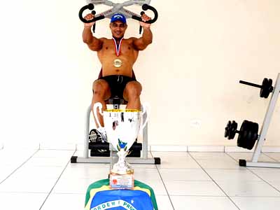Amado não se separa da bandeira, do troféu e da medalha de Campeão Mundial - Amado não se separa da bandeira, do troféu e da medalha de Campeão Mundial -
