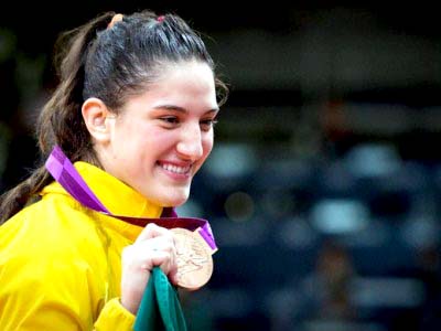 Brasileira sorri após receber a medalha de bronze -