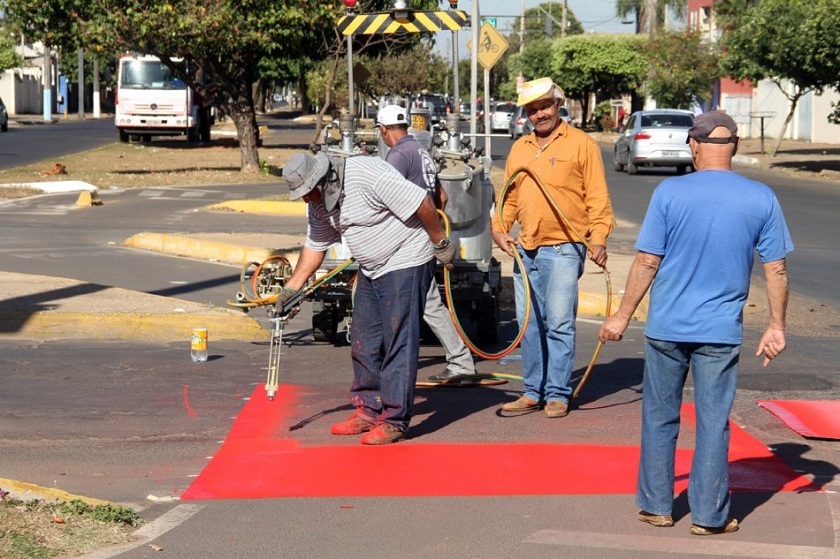 Tinta vermelha permite que motoristas enxerguem melhor a passagem dos ciclistas - Divulgação