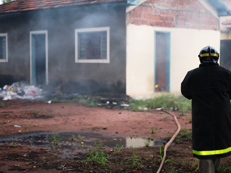 Dono da residência resolveu colocar fogo em um amontoado de lixo no quintal, mas as chamas acabaram alastrando e invadindo o interior da casa - Elias/JP