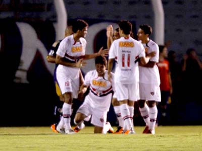 Jogadores do São Paulo comemoram gol de Henrique - Jogadores do São Paulo comemoram gol de Henrique -