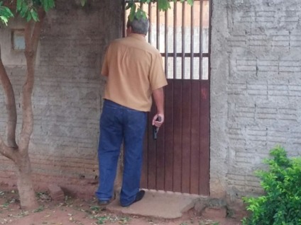 Delegado Ailton Freitas observa interior de casa onde estaria o suspeito - Celso Daniel/JP
