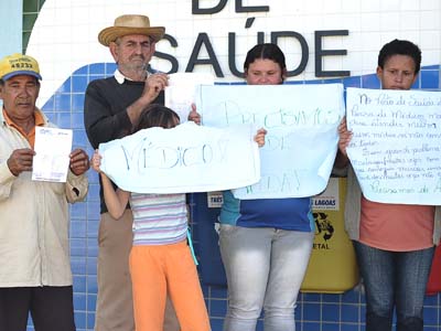 Moradores protestaram defronte o Posto de Saúde -