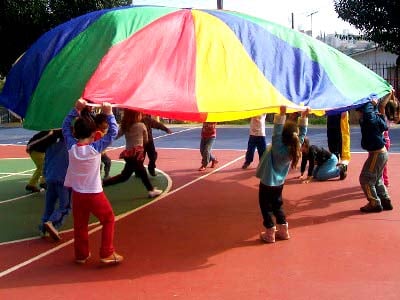 Crianças brincam uma com as outras e não umas contra as outras -