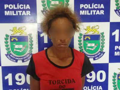 Mulher também responde por outros crimes, como furto, ameaça e porte de droga - Divulgação/PM