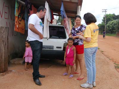 A prefeita Márcia abordou os moradores e explicou os objetivos da campanha -