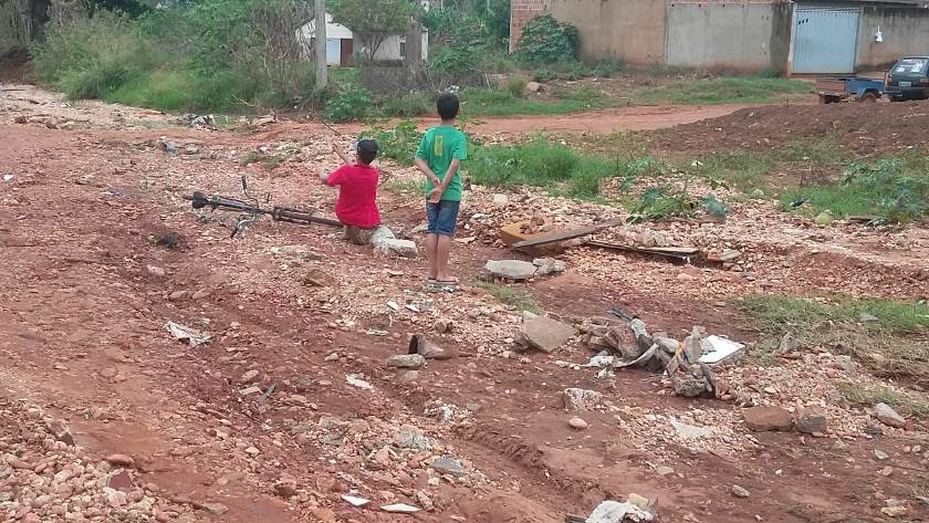 Crianças brincam em valeta na rua do bairro Daniel 5; chegada das chuvas pode agravar problemas e solução depende de recursos - Lucas dos Anjos/JPNEWS