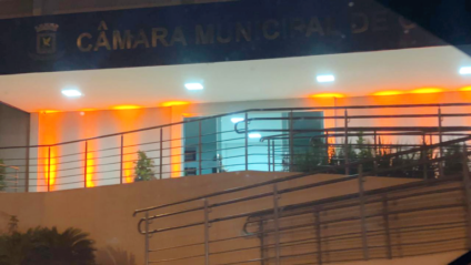 Câmara municipa com luzes laranaja em alusão ao agosto alaranjado - Divulgação