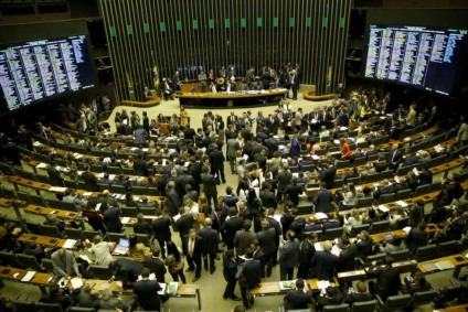 O grupo de deputados que pretende apresentar o novo projeto inclui o presidente da Câmara Rodrigo Maia (DEM-RJ) - Foto: Wilson Dias/Agência Brasil O grupo de deputados que pretende apresentar o novo projeto inclui o presidente da Câmara Rodrigo Maia (DEM-RJ) - Foto: Wilson Dias/Agência Brasil
