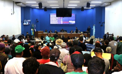 Centenas de famílias compareceram na sessão da Câmara de Vereadores de Três Lagoas para pedir apoio dos parlamentares - Danielle Leduc/JPNews Centenas de famílias compareceram na sessão da Câmara de Vereadores de Três Lagoas para pedir apoio dos parlamentares - Danielle Leduc/JPNews