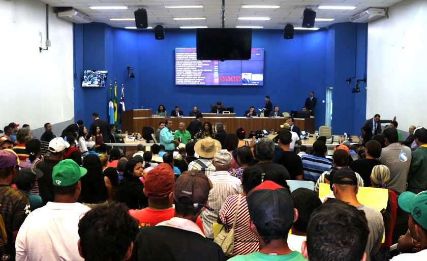 Centenas de famílias compareceram na sessão da Câmara de Vereadores de Três Lagoas para pedir apoio dos parlamentares - Danielle Leduc/JPNews