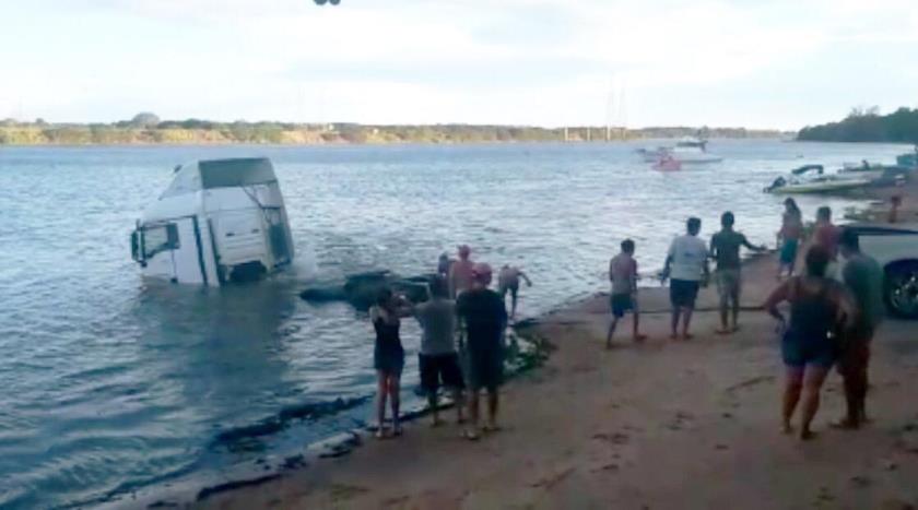 Fato ocorreu na prainha, onde muitos turistas se divertem em pedalinhos e passeios de barco. - Divulgação/Rede Social