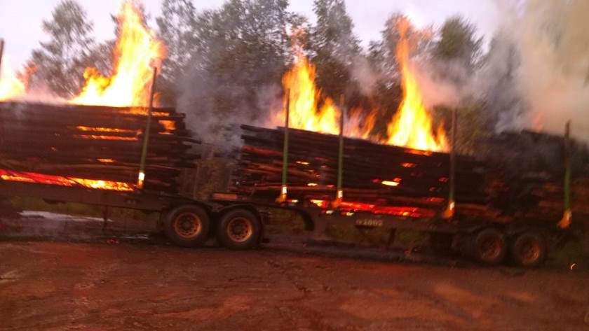 O motorista percebeu as chamas e parou no acostamento da rodovia, por volta das 5h. - Divulgação/Corpo de Bombeiros