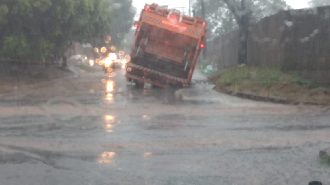 Caminhão ficou atolado em buraco no asfalto - Imagem cedida