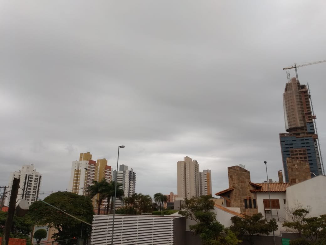 Campo Grande amanheceu com céu nublado e pancadas de chuva. - Loraine França/CBN