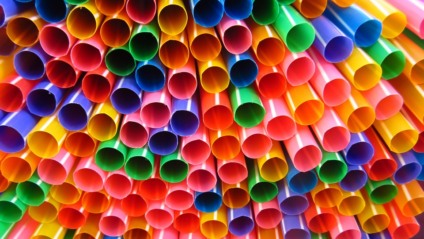 O plástico pode levar centenas de anos para se decompor; produto terá que ser substituído por recicláveis, comestíveis ou biodegradáveis - Pixabay License