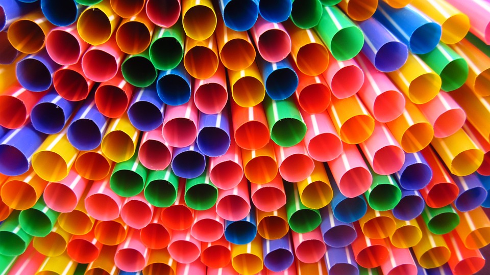 O plástico pode levar centenas de anos para se decompor; produto terá que ser substituído por recicláveis, comestíveis ou biodegradáveis - Pixabay License O plástico pode levar centenas de anos para se decompor; produto terá que ser substituído por recicláveis, comestíveis ou biodegradáveis - Pixabay License