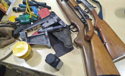 Polícia encontrou em um barracão na casa do autor e no porta-malas do carro, diversas armas e munições - Divulgação/ Polícia Militar