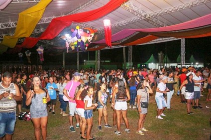 Os bailes ocorrem no pátio da NOB, na área central de Três Lagoas - Danielle Leduc/JPNews