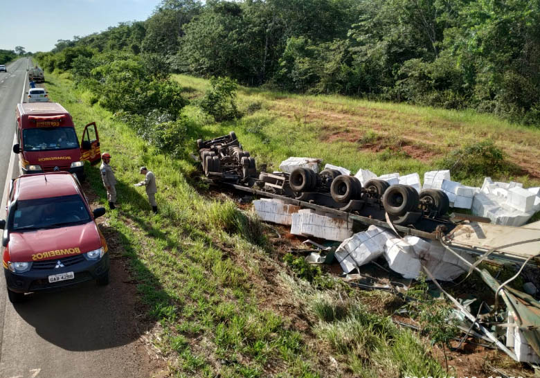 Motorista teve ferimentos leves e foi socorrido por outros motoristas que trafegavam pelo trecho - Divulgação/5GB