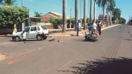 Acidente entre carro e moto, em abril de 2018, em Paranaíba. - Arquivo/JPNEWS