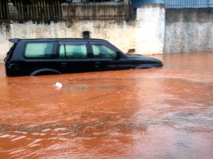 No bairro Jardim Alvorada um carro que estava na rua também ficou alagado. Moradores tiveram que empurrar o veículo - Divulgação