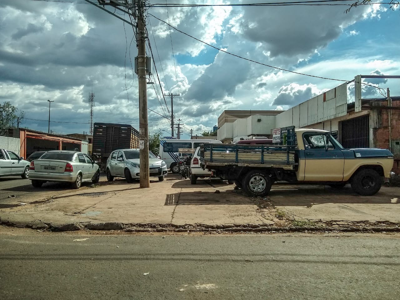 A infração para quem estacionar na calçada é grave e a multa é de R$ 195,23. - Foto: Erick Marques