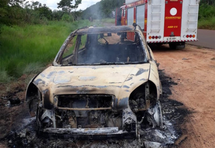 O cadáver foi encontrado carbonizado no banco de passageiro do carro - André Barbosa/JPNEWS