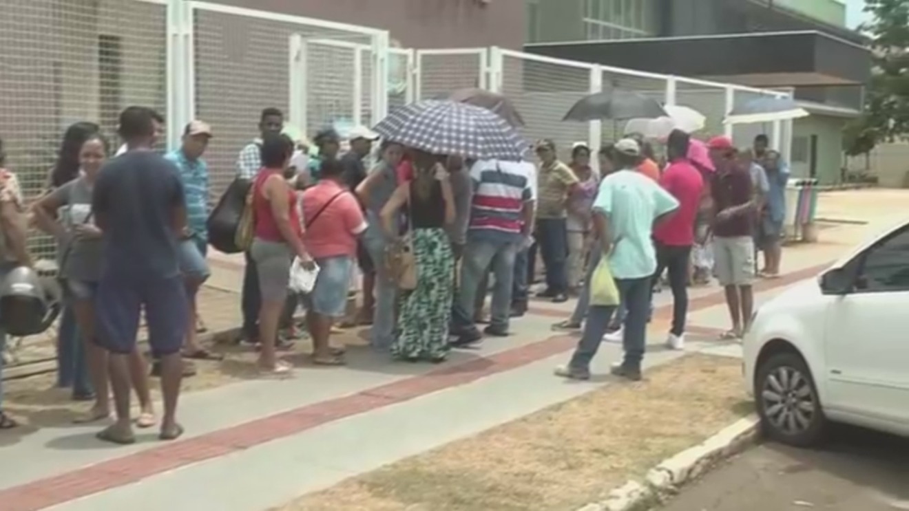 Centenas de pessoas formaram fila na porta do cartório - Reprodução/TVC