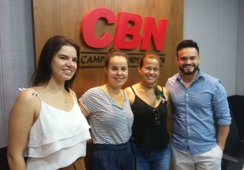 Arquiteta Joana Moraes (à esq.), a apresentadora Luciane Mamoré (ao centro), a paisagista Eliane de Oliveira (à dir.) e o chef de cozinha Edu Rejala (na ponta dir.) - Ronie Cruz/CBN