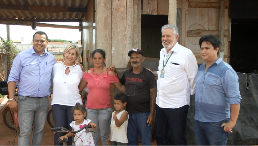 Secretários de Infraestrutura e Habitação do Estado, acompanhados de técnicos do  governo e prefeitura, visitam famílias que moram em barracos - Hugo Leal/JPNEWS