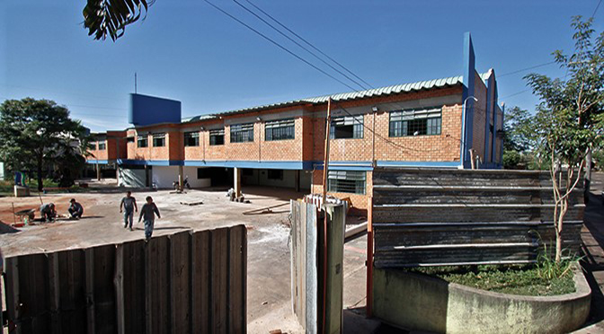 Prédio da antiga escola também está sendo reformado para receber a unidade de saúde - Saul Schramm/ Notícias MS