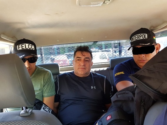 Valdeni Funk Cassel, o Sepultura, sendo levado pelos policiais - (Foto: Divulgação) Valdeni Funk Cassel, o Sepultura, sendo levado pelos policiais - (Foto: Divulgação)