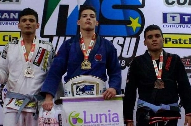 João Vieira com o cinturão de campeão absoluto do Mega Campeonato Estadual de Jiu-Jitsu - Reprodução/FSMJJ