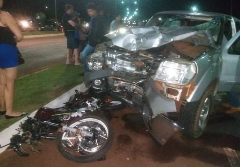 Jovem estava parado ao lado de motocicleta estacionada quando sofreu impacto de caminhonete - MSNEWS/Reprodução/TV Morena