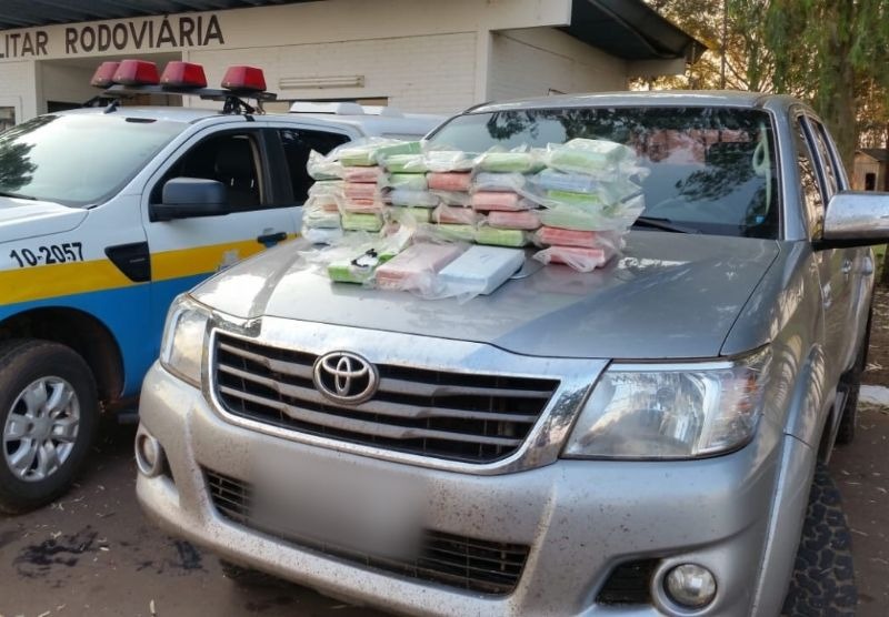 Cocaína estava dividida em 35 tabletes na caminhonete com placas de Campo Grande - Divulgação/PRE-MS