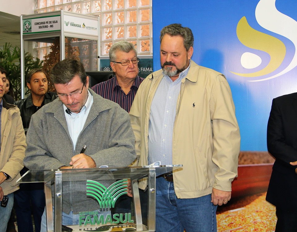 Diretor-presidente da Iagro MS, Luciano Chiachietta, assina termo de cooperação, ao lado do presidente da Aprosoja/MS, Juliano Schmaedecke. - Foto: Aprosoja/MS