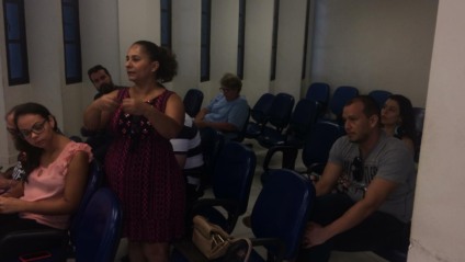 Uma das líderes do bloco Cordão Valu, Silvana Valu, fala durante reunião com autoridades. - foto: Cordão Valu
