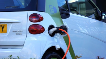 Professor desenvolve projeto que facilita carregamento de carros híbridos e elétricos