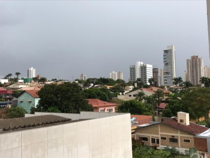 Semana inicia com chuva forte acompanhada de raios e ventania na Capital